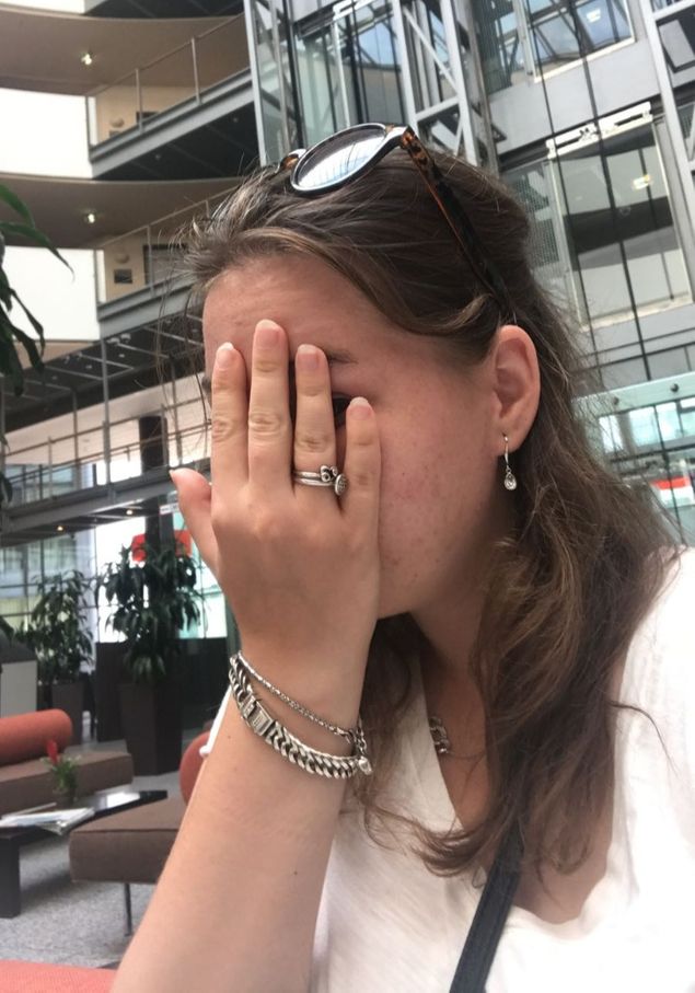 San, heb je je haar wel netjes gedaan?
'ja mam'
Stuur eens een fotootje dan?
(zie foto)
Waarom zit je hand voor je gezicht?
'je hoeft m'n gezicht toch niet te zien?