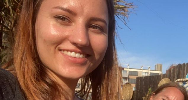 Met Isa koffie in de strandtent aan de kade